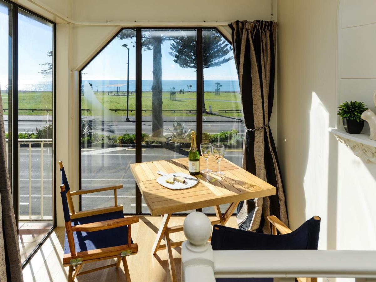Marine Parade Magic - Napier Holiday Home Exterior photo