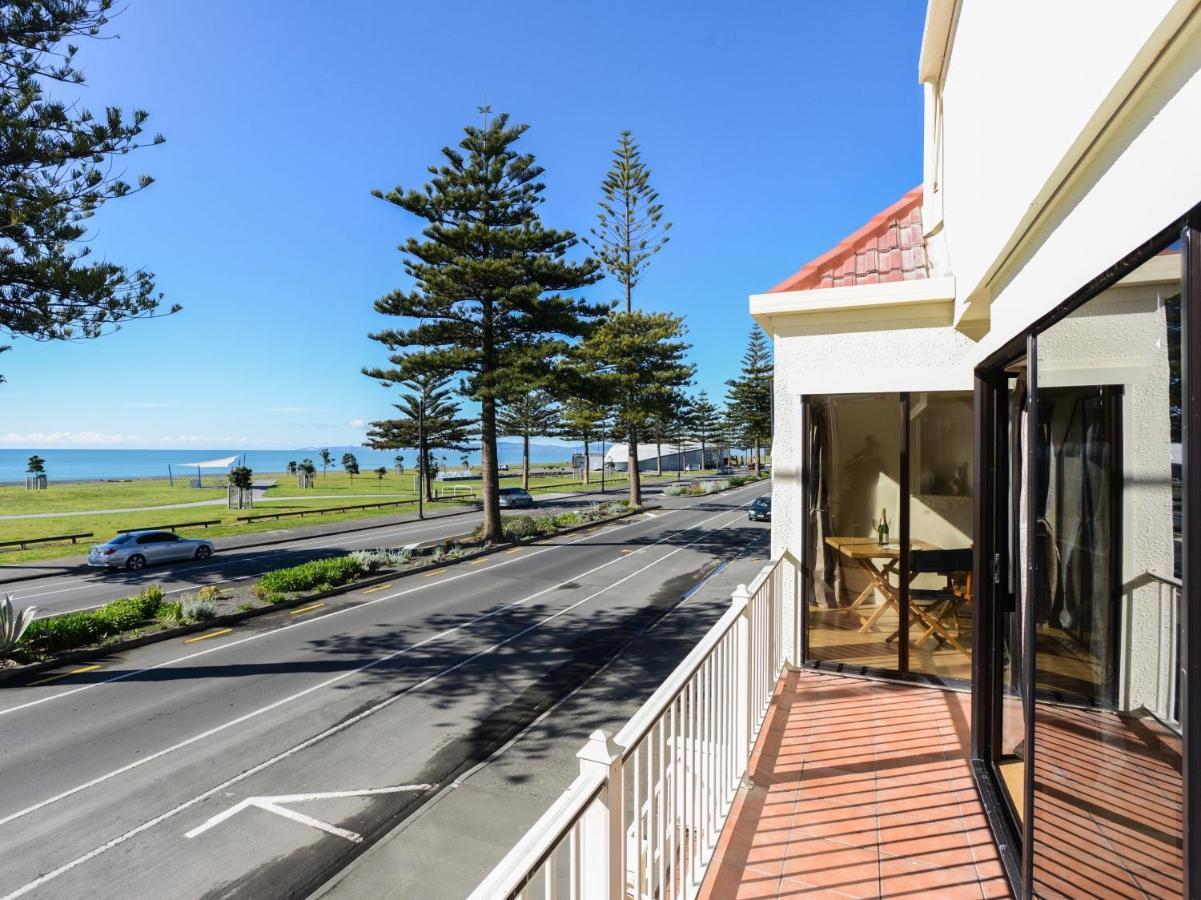 Marine Parade Magic - Napier Holiday Home Exterior photo